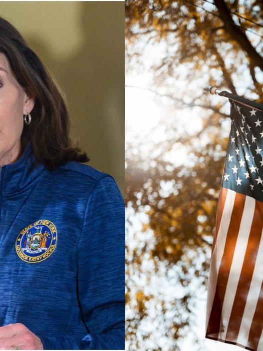 Kathy Hochul celebra fallo de la Corte Suprema sobre ciudadanía por nacimiento