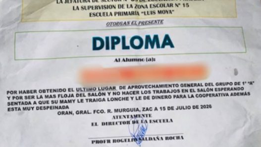 Diploma Entregado a Niña en Zacatecas Genera Indignación por Discriminación