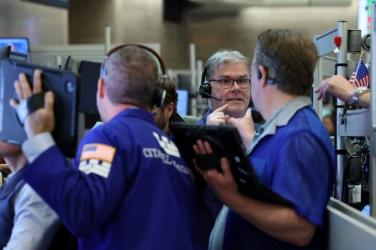 Acciones y bonos argentinos caen por falta de impulso en Wall Street